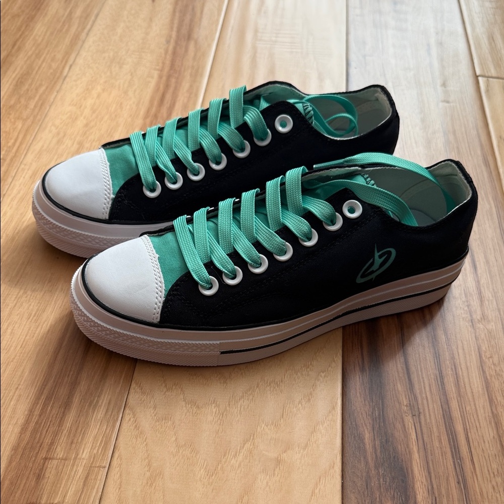 Black and Teal Low-Top Sneakers size 7/8